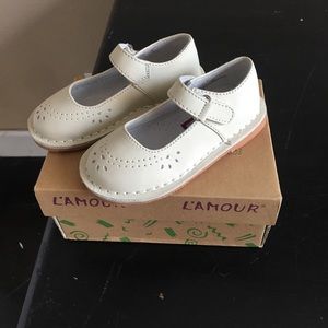 New L'amour Size 7 Off white dress shoes. Toddler